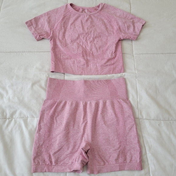 Workout Shorts and Crop top seamless set Pink Red M Like new - Picture 2 of 6